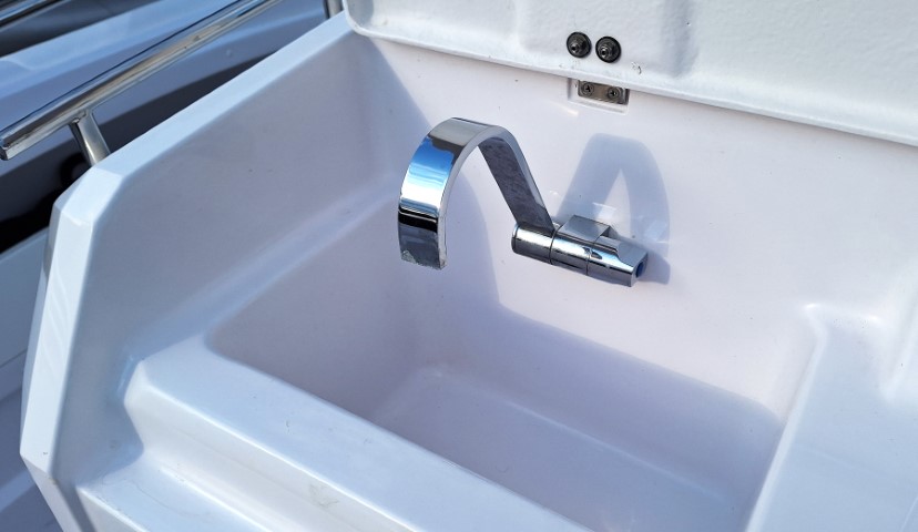 Ranieri Voyager 23 S - Washing sink - Como Blue Lake Boat Tours and Boat Rental