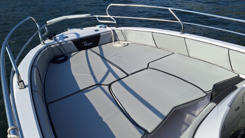 Ranieri Voyager 23 S - Front seats and sundeck - Como Blue Lake Boat Tours and Boat Rental